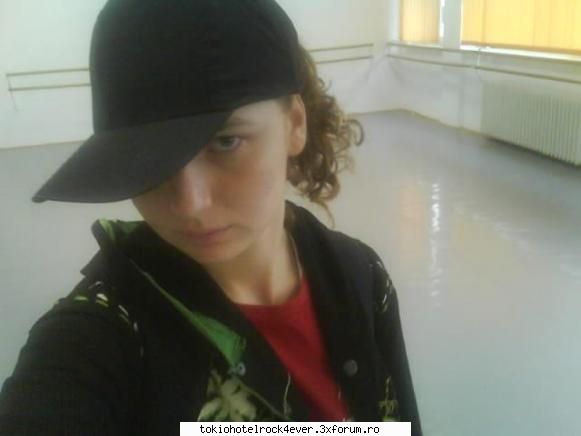 deedee_bill_tokiohotel - in sala de balet.....si eu umflata la fata(din - *..::Me, myself & I::..*