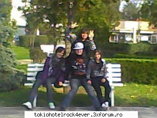 doar eu:P;;) - Pregatitvaaa eu sunt cea in hanorac cu dungi - *..::Me, myself & I::..*