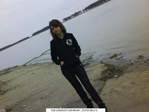 eo...cn altcineva=)) - eo..pe langa acea apa p falezaa lungaaaaaaaaa - *..::Me, myself & I::..*