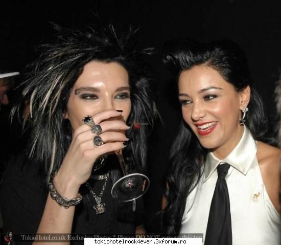 feteleeeee!?! - deci tipa asta apare in o gramada de poze...ce-i - *..::Bill Kaulitz::..*
