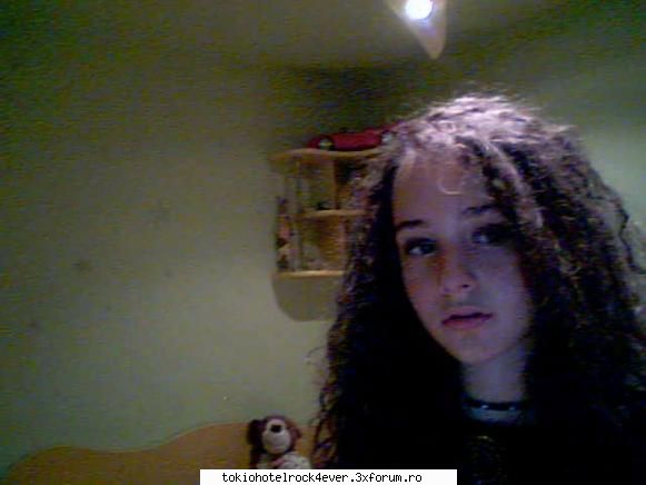 me:)....Claudia... - buna!ma numesc Claudia,am 12 ani jumate sunt din - *..::Me, myself & I::..*