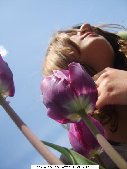 me...adik corinutza :) - lalele alea aveau o culoare superba - *..::Me, myself & I::..*
