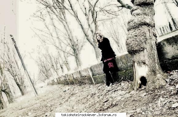 me...adik corinutza :) - ador peisaju din apropierea scolii mele - *..::Me, myself & I::..*