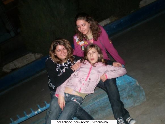 me...adik corinutza :) - gasca de nebune...lipseste una k facea poza - *..::Me, myself & I::..*