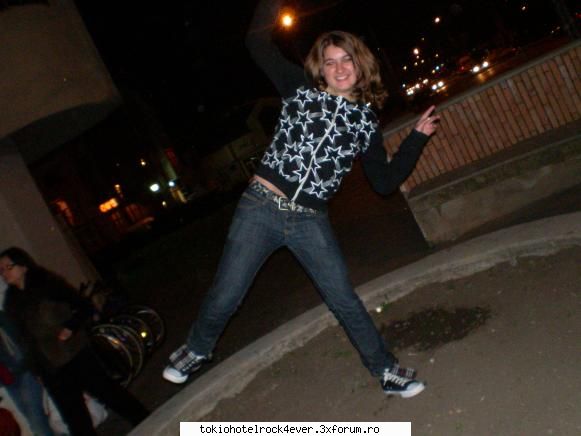 me...adik corinutza :) - eram intr-un rond de flori fara flori...ey eram - *..::Me, myself & I::..*