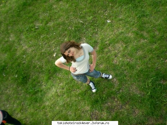 me...adik corinutza :) - poza e facuta din copac de lolo - *..::Me, myself & I::..*