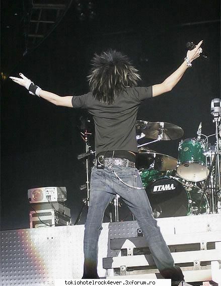 oh lala:o:o - mie imi place k isi etaleaza posterioru`...si - *..::Bill Kaulitz::..*