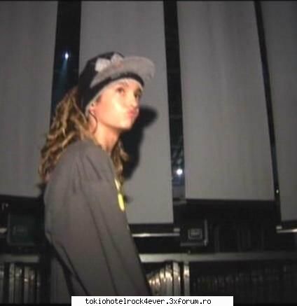 ~~poze haioase cu TH~~ - b: tom! t: ce vrei bah? b: te cauta o tipa.... t - *..::Bill & Tom Kaulitz::..*