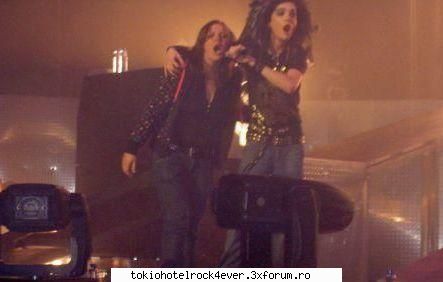 ~~poze haioase cu TH~~ - fata: Schreeeeei!!! Bill: (in gand) nu mai tace - *..::Bill & Tom Kaulitz::..*