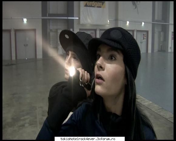 ~~poze haioase cu TH~~ - tom: wtf? bill: vad eu bine? tom: cred k da! - *..::Bill & Tom Kaulitz::..*