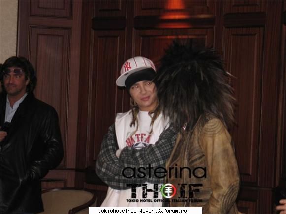 ~~poze haioase cu TH~~ - bill: bah mi-a pus aia mana pe fund tom: ba date - *..::Bill & Tom Kaulitz::..*