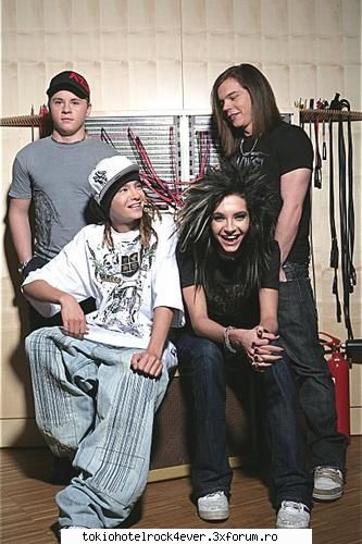 ~~poze haioase cu TH~~ - gu sa stau drept sa par serios...pfoa...dar poote - *..::Bill & Tom Kaulitz::..*