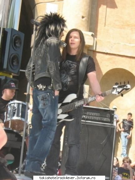~~poze haioase cu TH~~ - b neam inteles da?...iai poos lipici pe scaun lu - *..::Bill & Tom Kaulitz::..*